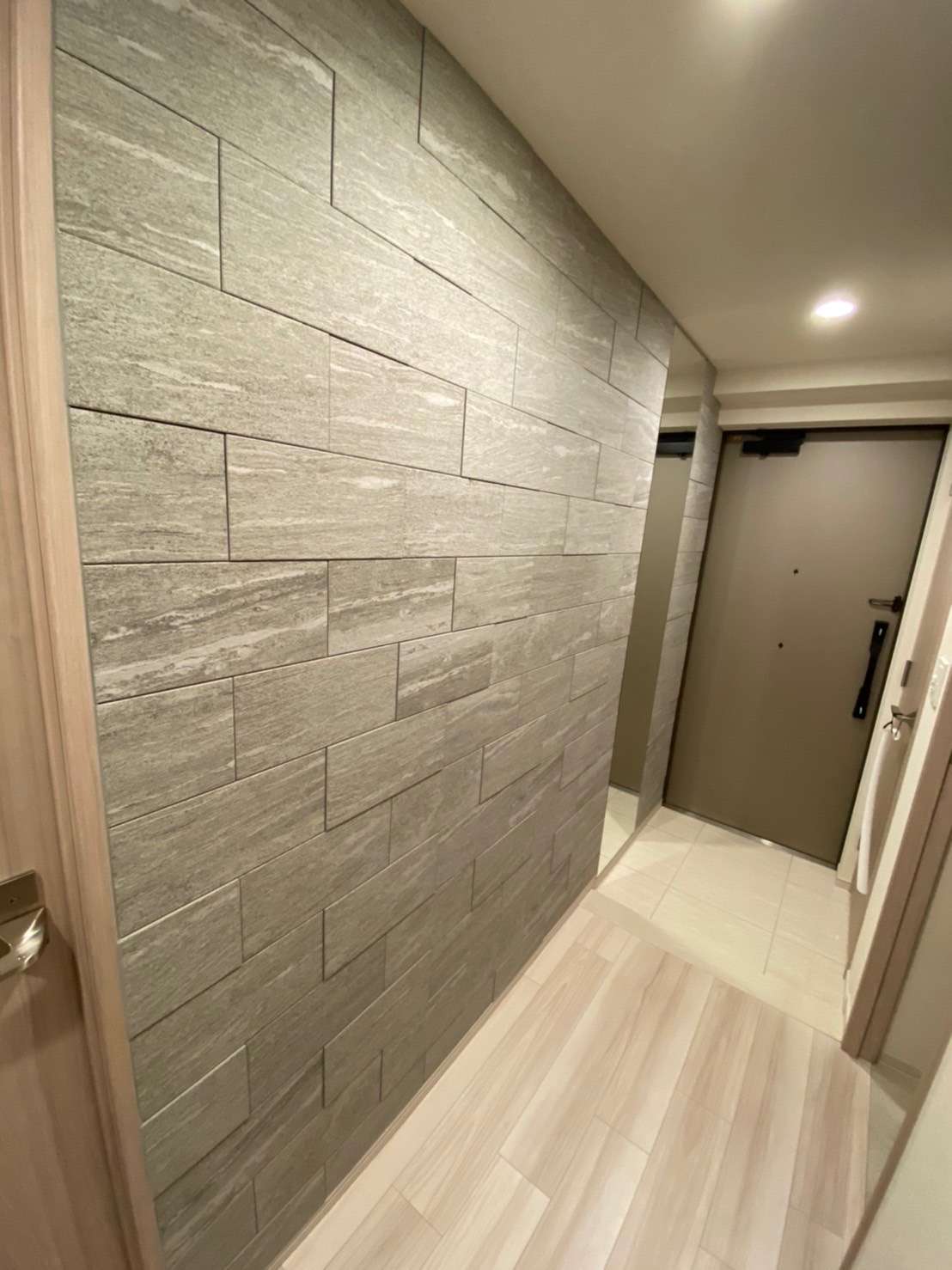 エコカラットを人気がある玄関に施工しました