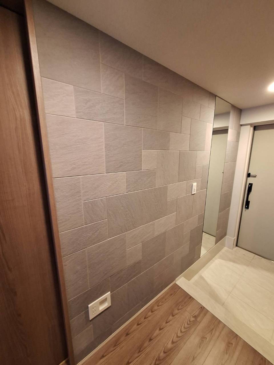 エコカラットを玄関とリビングに施工しました